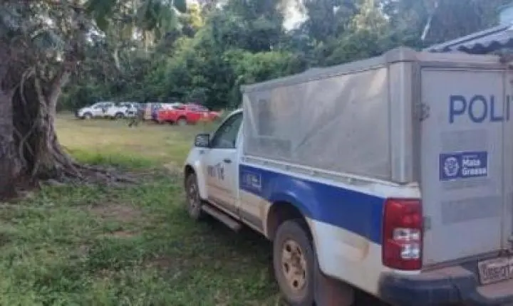 Homem é achado morto em vala, polícia investiga.