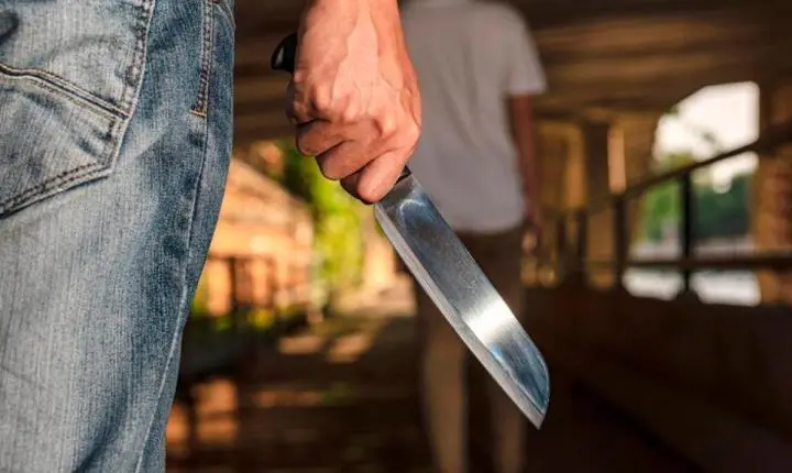 Homem é esfaqueado no abdômen por ex-marido de amiga.