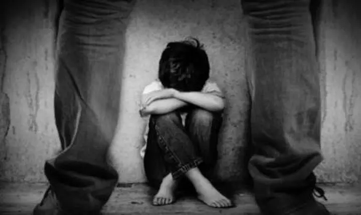 Homem é preso após confessar abuso contra sobrinho de 10 anos durante encontro sexual.