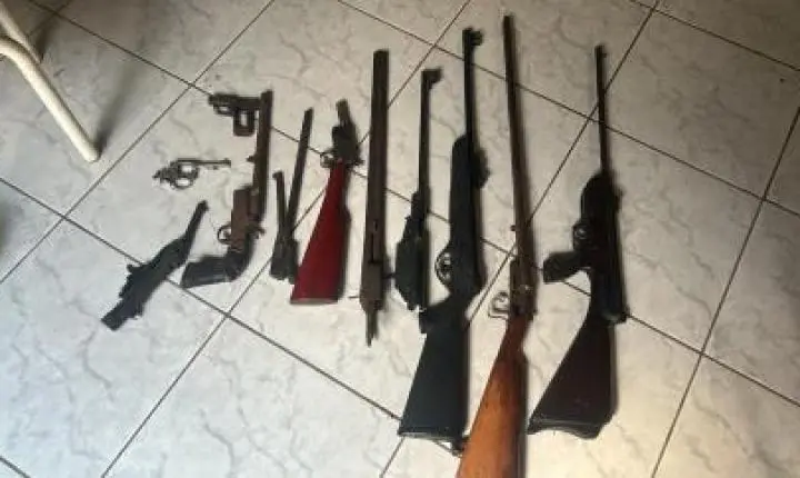 Homem é preso por fabricar e vender armas ilegais.