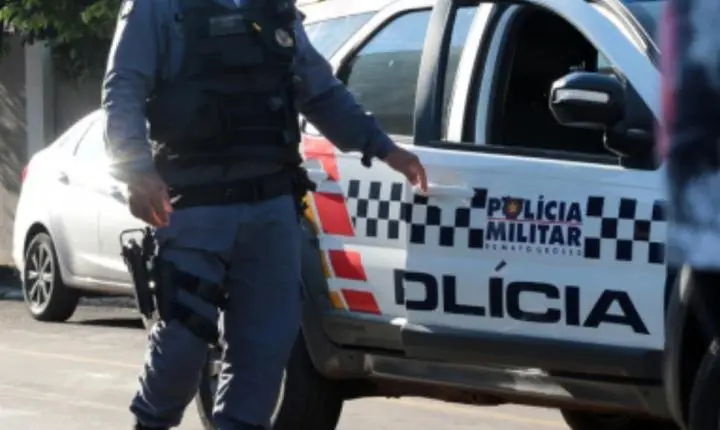 Homem encontra a irmã de 26 anos morta dentro de casa após passar mal.