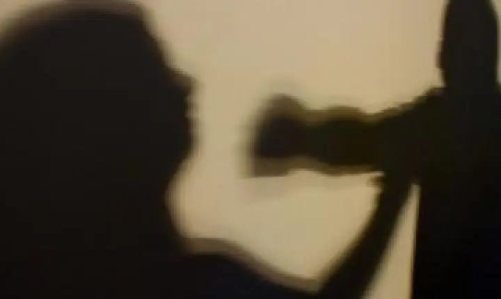 Homem esfaqueia esposa e a agride com pedaço de madeira até ela desmaiar.