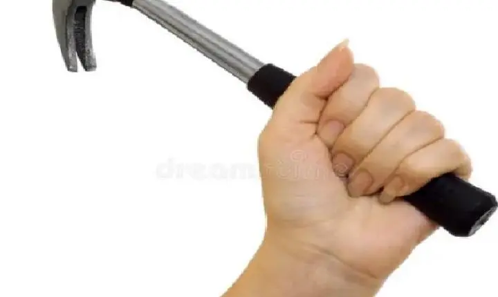 Homem fica ferido ao ser agredido com martelo pela esposa.