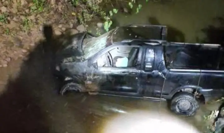 Homem fica ferido após perder controle e cair com o veículo em córrego.
