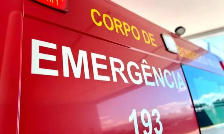 Homem fica ferido em um acidente entre moto e carro em rodovia.