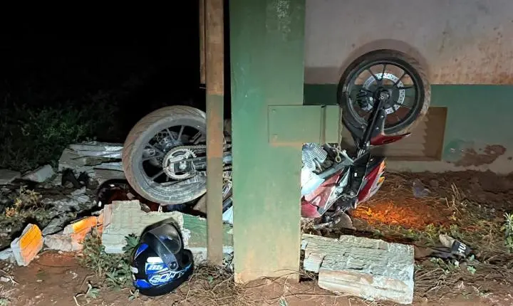 Homem morre após perder o controle de moto e bater contra muro.