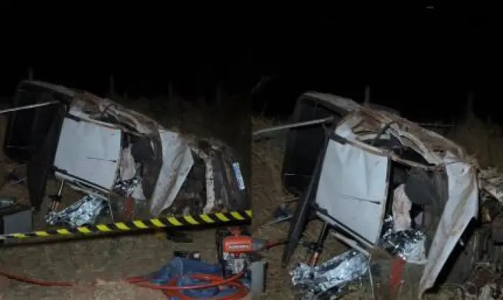Homem morre em grave acidente entre carro e carreta.