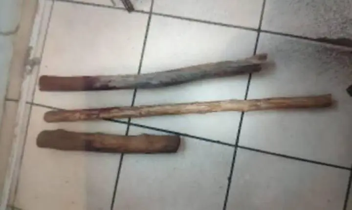 Homens armados com pedaços de madeira invadem residência e espancam morador.