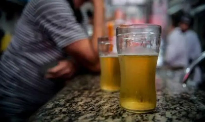 Homens ficam feridos após briga por bebida.