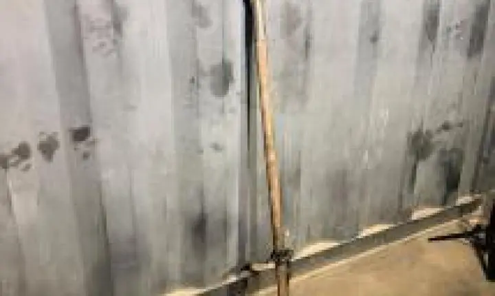 Idoso de 62 anos é preso por golpear vizinho com foice após discussão.