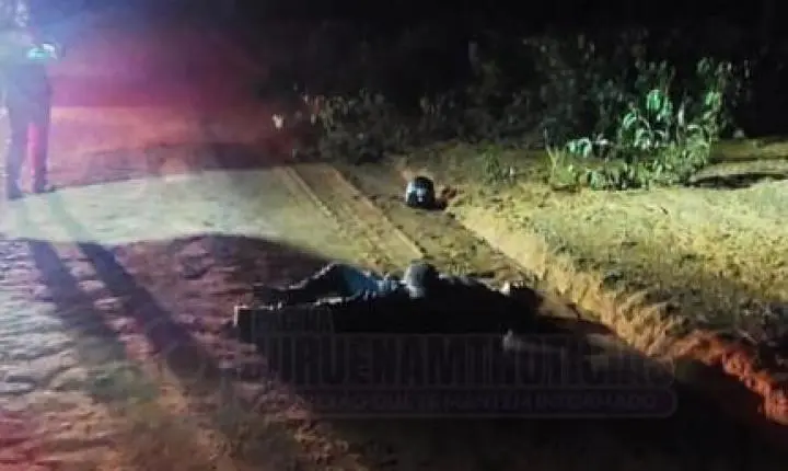 Idoso é achado morto com marcas de tiro na cabeça.