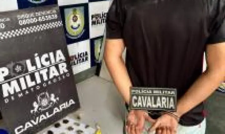 Jovem é preso com pasta base e maconha em casa abandonada.