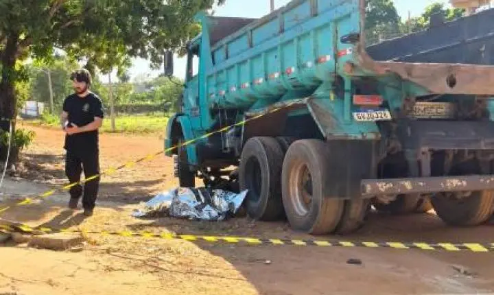 Menor morre ao bater moto elétrica contra caminhão-caçamba.