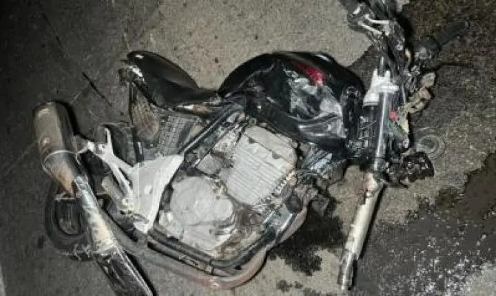 Motociclista invade pista contrária, bate em caminhão e morre.