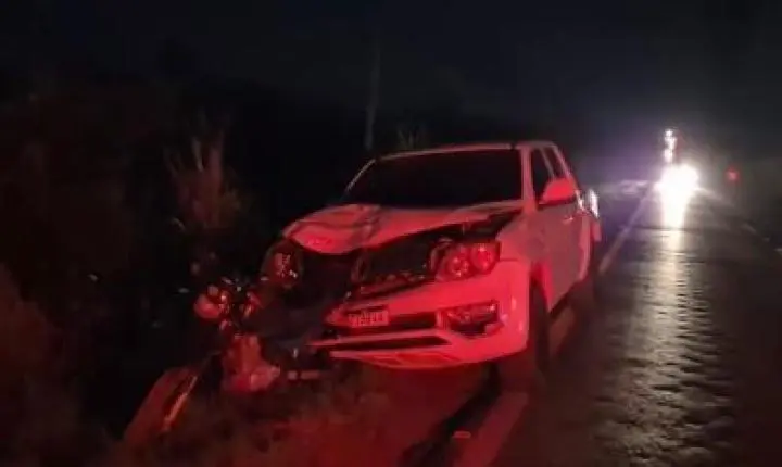 Motociclista morre após ser arrastado por Amarok em grave acidente.