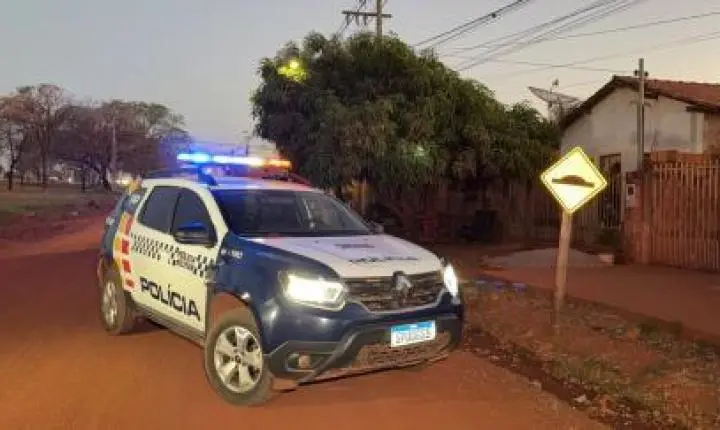 Motociclistas tentam matar jovem de 17 anos com 3 tiros.