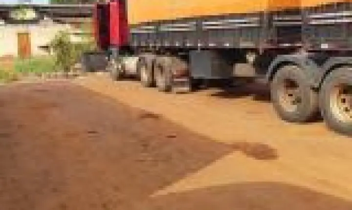 Motorista é encontrado morto dentro de carreta estacionada.