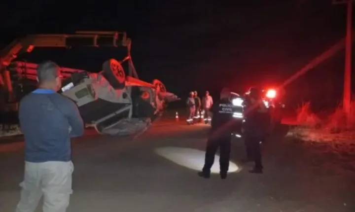 Motorista morre ao capotar caminhonete em rodovia.