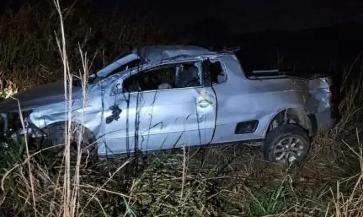 Motorista morre após carro capotar no interior.