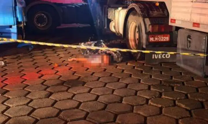 Motorista tenta parar veículo e morre prensado entre carretas.