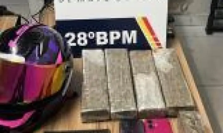 Mulher cai de moto ao tentar fugir da polícia e é presa com quase 4 kg de maconha.