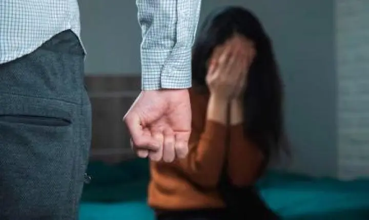 Mulher é agredida e ameaçada de morte pelo ex-companheiro ao voltar do trabalho.