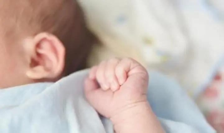 Mulher embriagada é presa por maus-tratos a bebê de 2 meses.