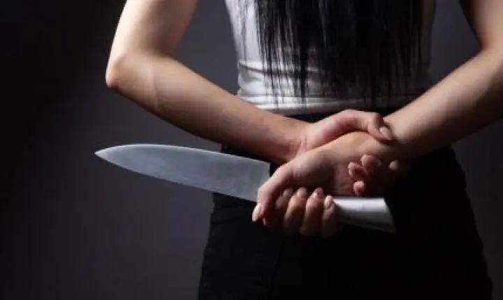 Mulher esfaqueia o marido após discussão durante bebedeira.