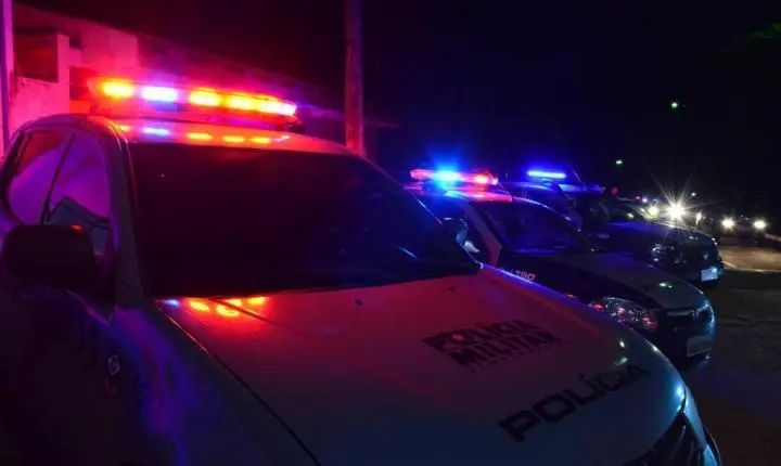 Pai deixa filho sozinho em carro, é abordado e acaba preso com drogas.