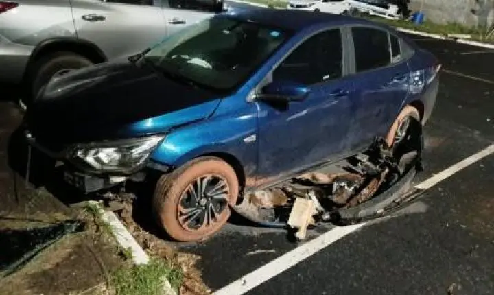 Pastor é levado como refém e bandidos batem carro na fuga.