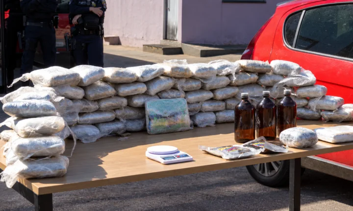 PM apreende 110 tabletes de drogas após encontrar entorpecentes em carro.