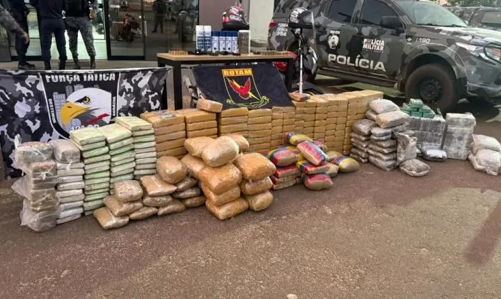 PM apreende 385 tabletes de drogas, causa prejuízo de mais de R$ 2 milhões às facções criminosas e prende suspeitos.