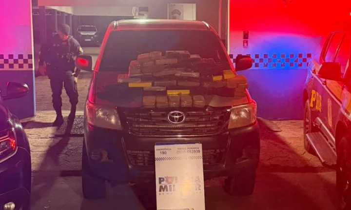 PM e PRF apreendem mais de 40 quilos de entorpecentes escondidos em fundo falso de caminhonete.
