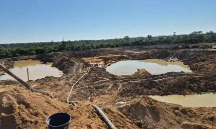 Polícia Ambiental fecha garimpo ilegal e apreende máquinas.