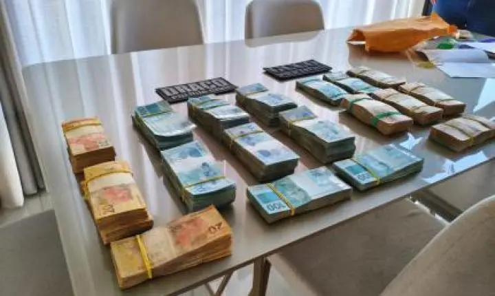 Polícia apreende R$ 240 mil em espécie durante operação contra lavagem de dinheiro.
