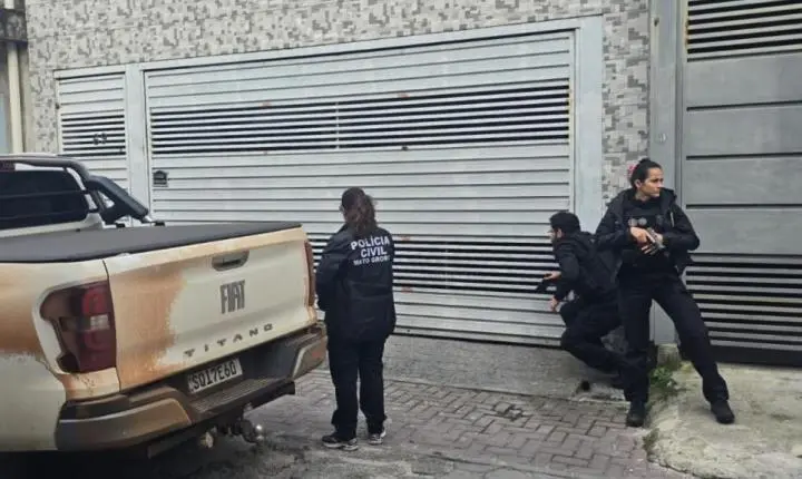Polícia Civil cumpre mandados em SP contra investigado por divulgar fotos íntimas de vítima de MT.