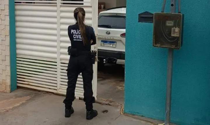 Polícia Civil prende influencer e outras três pessoas e sequestra veículo de luxo em operação contra fraudes eletrônicas.