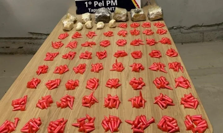 Polícia Militar apreende dois adolescentes faccionados e mais de 600 porções de drogas.