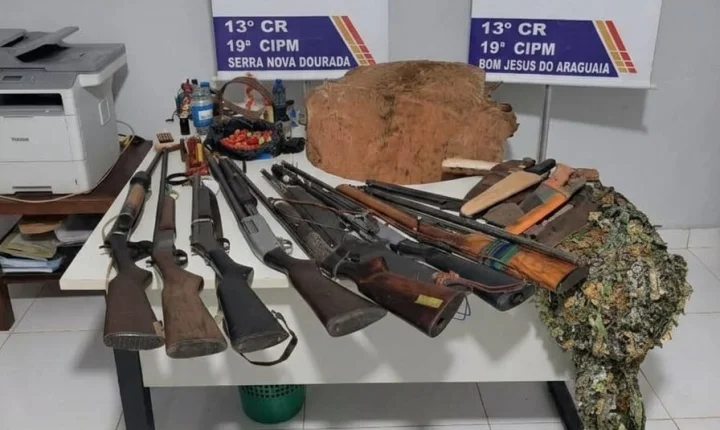 Polícia Militar apreende oito armas de fogo, munições e prende dois homens por porte ilegal.