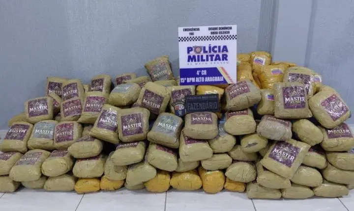 Polícia Militar apreende super maconha escondida em carga de milho.