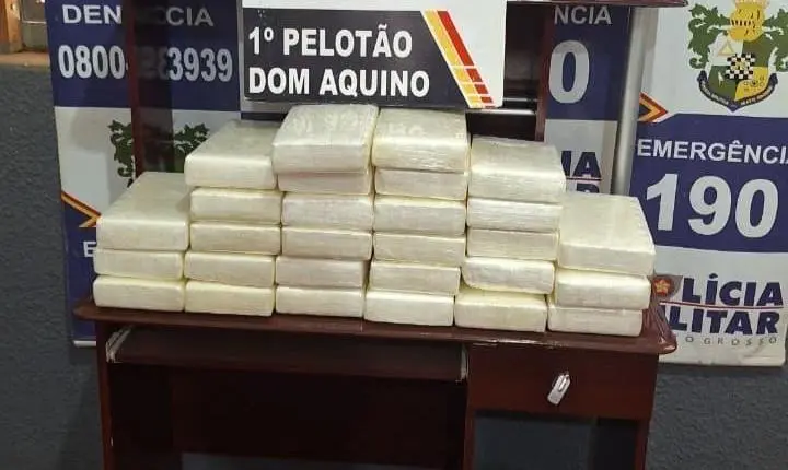 Polícia Militar apreende vinte e oito tabletes de cocaína e prende dupla em flagrante.
