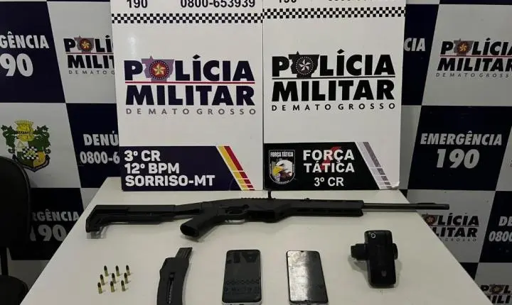 Polícia Militar prende dupla e recupera veículos e arma roubados de residência.