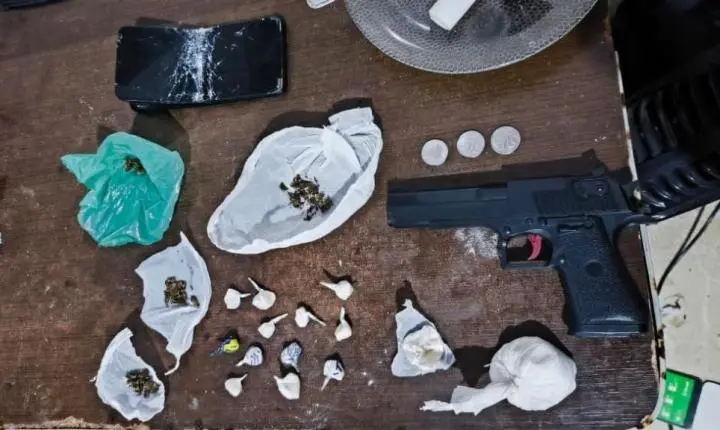Polícia Militar prende homem com drogas e simulacro de pistola.