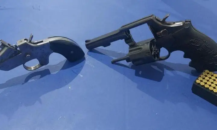 Polícia Militar prende idoso com duas armas de fogo.