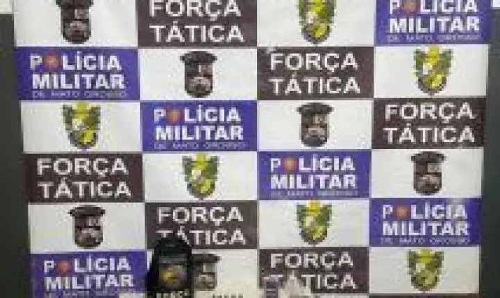Polícia Militar prende suspeito por venda de armas dentro de bar.