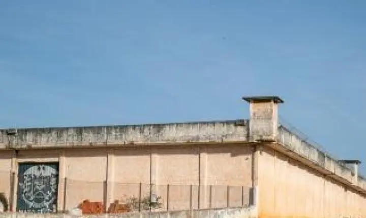 Policial penal e professora são alvos de operação por esquema ilegal de celulares em presídio.