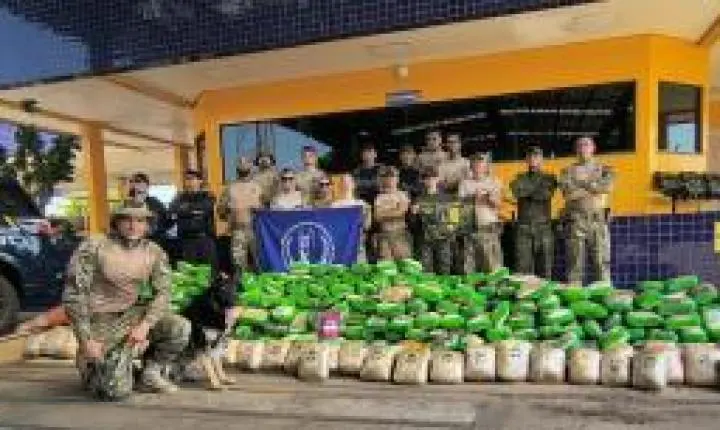 PRF prende casal com meia tonelada de drogas em caminhão de mudança.
