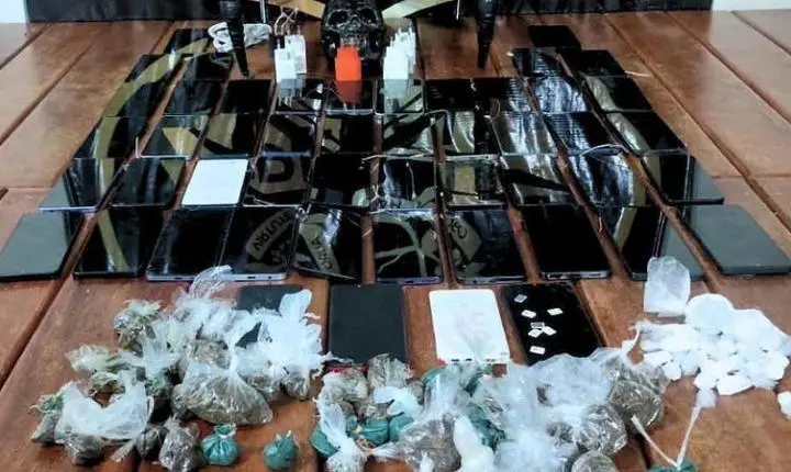 Revista apreende 47 celulares e drogas após entregas por drones em presídio de MT.