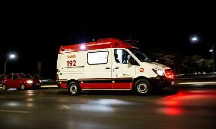 Universitário de 33 anos bate moto contra árvore e morre.